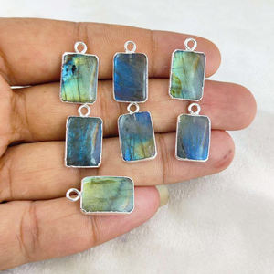 Pendentif Labradorite Slice Smooth fabriqué à la main en Inde avec bord plaqué argent plaqué rhodium Bijoux en laiton pour collier - Product Image 5