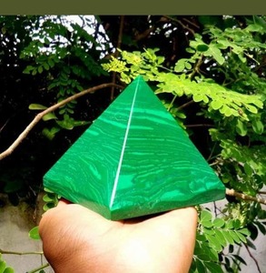 Suministro directo de fábrica de pirámides de malaquita pulida para protección o trabajo energético y decoración del hogar disponible a precio de fábrica - Product Image 1