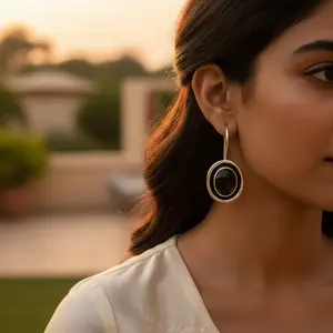 Pendientes Elegantes de Plata con Granate Ovalado para Uso Diario de Mujer - Product Image 1