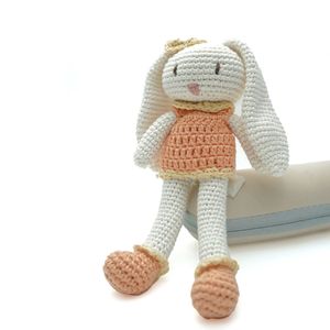 Muñeco de conejito de ganchillo minimalista con hilo de algodón suave Juguete de peluche de orejas largas para niños y colecciones de regalos de Indonesia - Product Image 3