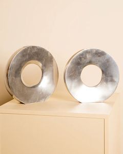 Elegante jarrón alto de aluminio con un diseño curvo único para exhibiciones florales especiales en hogares y lugares comerciales - Product Image 1