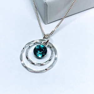 Collier de pierre de naissance de décembre en laiton plaqué argent pendentif en zircon bleu vert accessoire de mode avec lunette de réglage anniversaire - Product Image 2