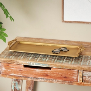 Plateau de service rectangulaire en or élégant avec poignées décoratives Utilisation pratique et affichage élégant - Product Image 1