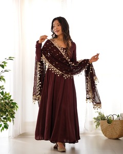 Robe Anarkali de haute qualité en tissu respirant pour femmes, élégante et de dernière conception, pour les options de fête et de mariage - Product Image 6