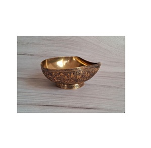 Bol de service en laiton pur magnifiquement fabriqué à la main pour la décoration de table à manger traditionnelle avec royal complexe pour la décoration intérieure - Product Image 2