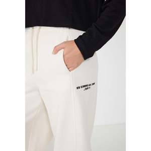 Pantalones Deportivos Anchos de Cintura Alta Color Crudo con Escritura Detallada - Product Image 2