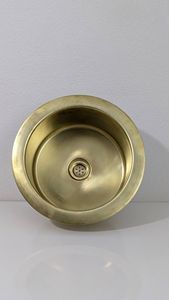 Évier en laiton contemporain pour les espaces de salle de bain minimalistes, offrant un design épuré et une sophistication métallique - Product Image 3