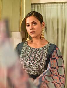 Maruti moda verano especial cómodo pesado rayón bordado Kurtis conjunto nuevo catálogo ropa india y paquistaní - Product Image 6