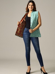 Vente en gros Veste matelassée sans manches pour femmes design d'hiver réversible rembourrage en coton imprimé tissé pour l'automne - Product Image 4