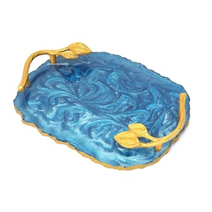 Bandeja de servicio multiusos de resina azul océano/plato con mango dorado, tablero de resina moderno hecho a mano para aperitivos, postres, decoración del hogar - Product Image 1