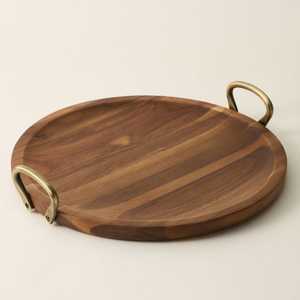 Nueva bandeja redonda de madera con acabado de nogal y asas de metal, servicio de comida y bebida Para el hogar, hotel, restaurante, uso de servicio - Product Image 1