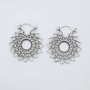 Pendientes Geométricos Boho, Joyería Tribal de Aro de Latón para Mujer, Acabado Plateado Oxidado, Diseño Mandala, Venta al por Mayor - Product Image 1