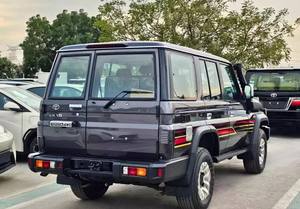 SUV Gris Limpio con Techo Rígido, Asientos de Cuero Usados, Transmisión Automática, Volante a la Izquierda, Paquete Tecnológico, 76 - Product Image 3