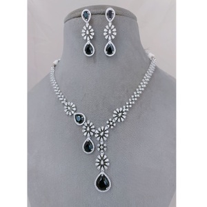 Superbe collier de luxe en zircon de qualité supérieure avec boucles d'oreilles pour mariage, fiançailles, fête pour femmes - Product Image 1