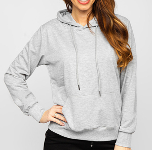 Sudadera con capucha de mujer hecha a medida con bolsillo de canguro manga larga diseño elegante color liso para invierno con logotipo frontal - Product Image 1