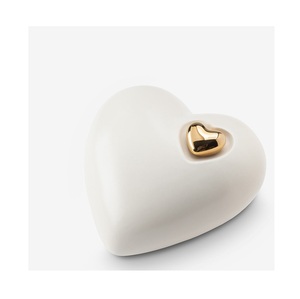 Esta urna artesanal conmemorativa presenta una silueta elegante diseñada para proteger las cenizas queridas con dignidad y cariño. - Product Image 6