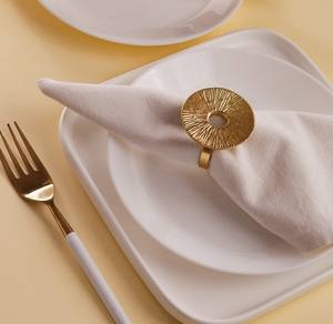 Vente en gros Anneaux de serviette feuille d'or créatifs Boucle de serviette feuille de ginkgo pour la décoration de la maison, de la table et du mariage - Product Image 3