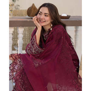 QALAMQAR Conjunto de 3 Piezas: Camisa de Gasa Bordada Colección Primavera/Verano con Dupatta Bordada de Organza y Pantalones Bordados-BIC-4532 - Product Image 5
