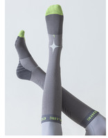 Chaussettes de compression athlétiques personnalisées avec votre logo, livraison DDP en gros, 15-20 mmHg, chaussettes de compression longues pour femmes, pour le cyclisme et la course à pied