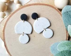 Pendientes de resina hechos a mano para mujer, diseños personalizables de lunares y estampado de animales en colores de doble tono con estilo Ángel - Product Image 3