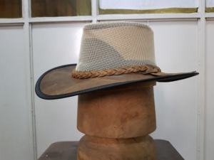 Chapeau de cowboy en cuir à couronne en maille respirante, chapeau d'été occidental Outback à large bord, chapeau en cuir fait main personnalisé pour l'extérieur - Product Image 3