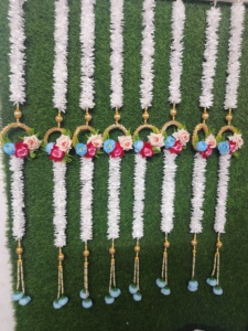 Encantadora Gajra blanca con colgante de pared de rosas coloridas-Cuerdas florales de perlas-Puerta de estilo antiguo/Decoración de pared para eventos - Product Image 6