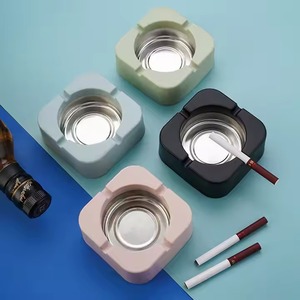 Cenicero de metal clásico para oficina, hogar, uso al aire libre con ranura para cigarrillos, diseño moderno para esquinas elegantes para fumar - Product Image 1