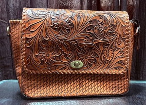 Sac bandoulière artisanal en cuir véritable pour femme avec motif floral sculpté à la main, sac à main vintage artisanal personnalisé - Product Image 2