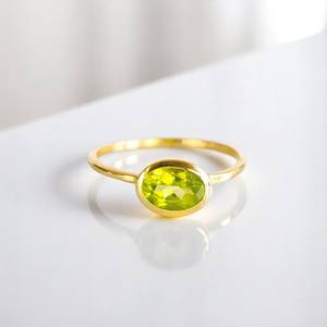 Peridoto piedra preciosa forma ovalada 8x10 MM anillo chapado en oro anillos finos joyería para mujeres plata banda lisa anillos personalizados - Product Image 1