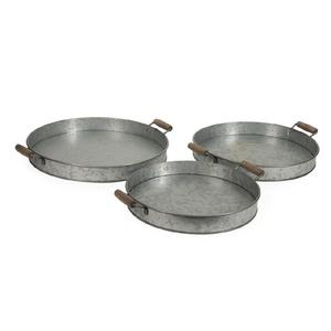 Plateau rond en métal de haute qualité avec poignées en bois conçu pour servir des verres à jus améliorés par un fil métallique élégant - Product Image 1