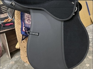 Selle de cheval en cuir synthétique PU tout usage pour le saut d'obstacles et le dressage, confortable et résistante pour l'équitation anglaise - Product Image 3