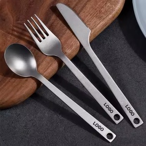 Ensemble de couverts en métal avec finition brillante et utilisation durable pour la table à manger à la maison - Product Image 2