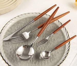 Ensemble de couverts en acier inoxydable durable et élégant avec des manches en bois lisses pour les repas quotidiens et les événements spéciaux - Product Image 3