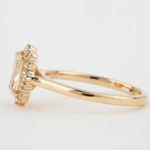 Oro amarillo 1.30ctw Radiante y corte redondo Anillo de diamante cultivado en laboratorio amarillo Ajuste de Punta Vs Diamantes de laboratorio Anillo de compromiso Regalo - Product Image 4