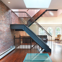 Escalier droit à poutre simple en acier au carbone DB Outdoor Design avec marches en acier à plaques diamantées et garde-corps en acier inoxydable