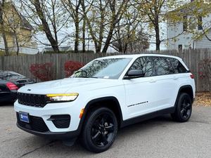 Jeep Grand Cherokee Altitude 4WD 2024 d'occasion, blanc propre, conduite à gauche, sièges chauffants, sièges en cuir, boîte automatique, jantes en alliage - Product Image 2