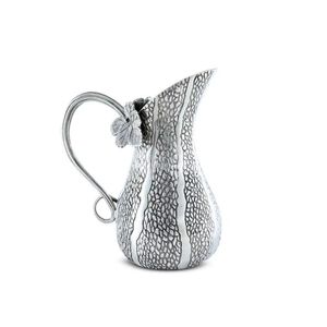 Pichet de luxe en argent avec des accents floraux élégants, parfait pour servir à la maison, offrir en cadeau et pour l'hôtellerie - Product Image 1