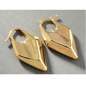 Pendientes de perlas modernos con mezcla clásica y de moda, perfectos para momentos especiales y trajes diarios - Product Image 1