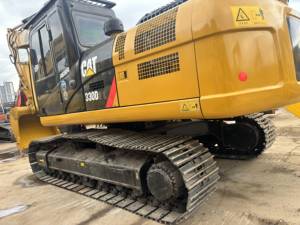 En stock : Excavatrice sur chenilles Caterpillar 330D2L de 30 tonnes, en excellent état, pour travaux de carrière et de terrassement - Product Image 2
