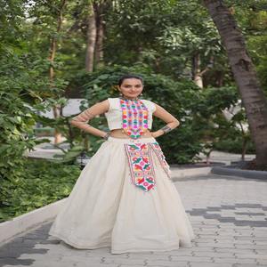 Navratri Especial Kora Algodón Con Atractivo Kutchi Gamthi Trabajo Lehenga Choli Fabricante De Surat A Precio Mayorista - Product Image 1