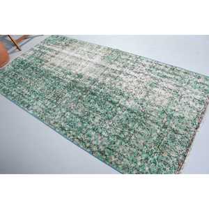 Alfombra Turca Vintage de Lana Verde, 4.4x8.3 pies (134x252 cm) - Product Image 1