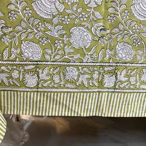 Mantel Estampado a Mano con Diseño Floral Verde Aguacate y Blanco, Hecho en India, 100% Algodón, Cubierta para Mesa Festiva de Navidad - Product Image 2