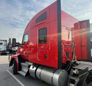 Camions tracteurs T680 d'occasion en excellent état, haute puissance, avec cabine et design aérodynamique pour une performance améliorée sur les longs trajets (2024) - Product Image 2