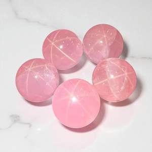 Sphères de quartz rose de qualité étoile, écologiques, en gros |   Boules de cristal de guérison polies de qualité supérieure pour l'énergie de l'amour, le Feng Shui et la maison - Product Image 1