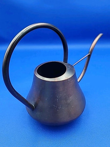 Cannette à eau élégante en métal, conçue pour une hydratation douce et contrôlée, idéale pour nourrir les plantes vertes de la maison. - Product Image 4