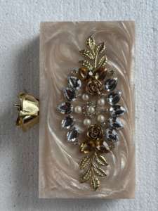 Pochette de soirée en résine finition perle de luxe avec embellissement en cristal et fermoir lotus doré - Product Image 5