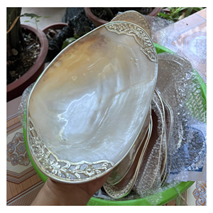 Plateau en nacre naturelle, plat en coquille de nacre naturelle pour desserts, fruits, service et mise en place élégante de la table, Vietnam - Product Image 3