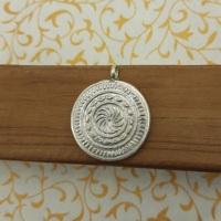Pendentif avec cadres en verre en argent 925 avec oeuvre artisanale de Lord Lakshmi Bijoux uniques peints à la main Pendentif de peinture spirituelle