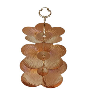 ฐานวางเค้กทรงกลมหรูหรา 1 ชั้น ชุบทอง สแตนเลสสตีล ลายตอกผิว พร้อมดีไซน์รูปใบไม้และดอกไม้ ทำจากทองเหลือง - Product Image 4