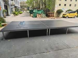 Il tavolo da palcoscenico portatile abbinato alle gambe del palco quadrato rende il palco più stabile. - Product Image 2